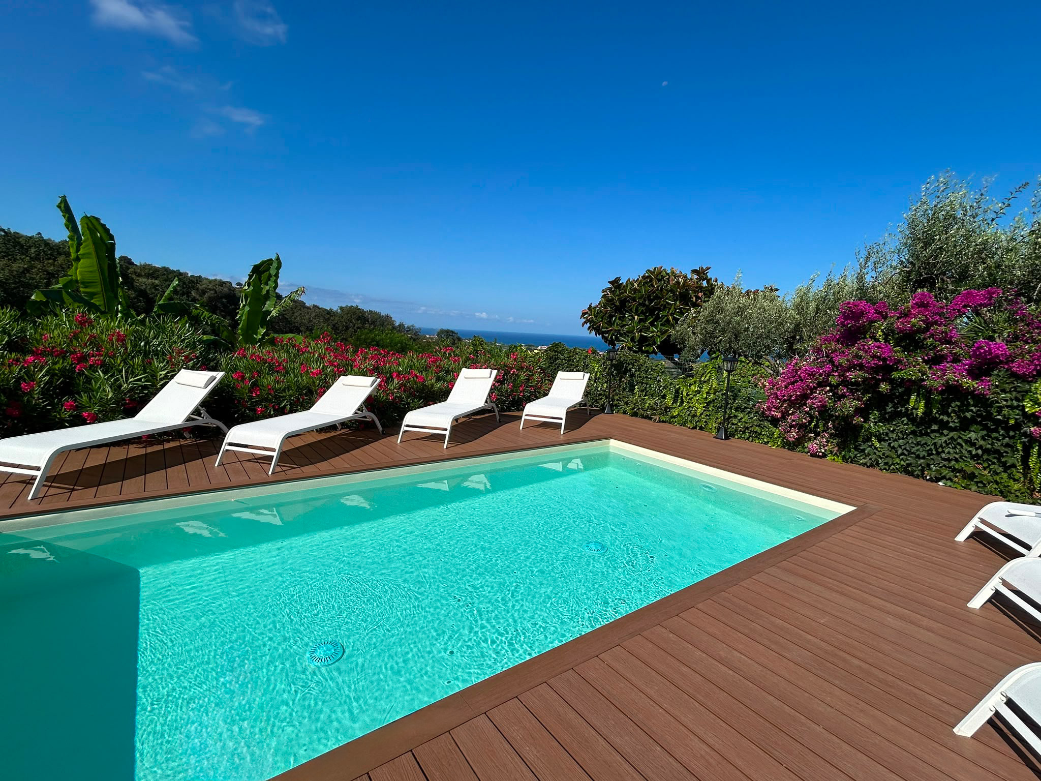 Bordo piscina con pavimento Externo