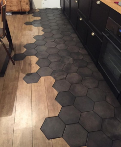 WOODCO_piastrelle esagonali insieme a parquet